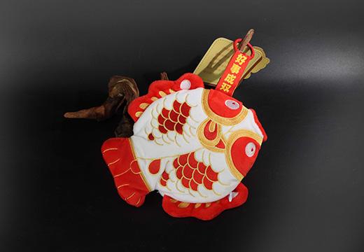 白釉黑彩双鱼瓶毛绒挂饰定制