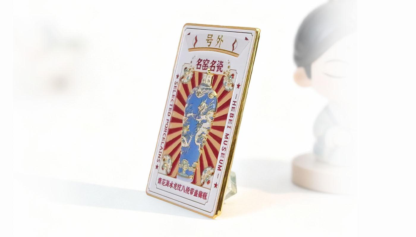 jimeng-2025-12-10-9700-换个背景  背景白底色 增加一些国风摆件在旁边  背景模糊化 像淘宝主图一样 不_.jpg